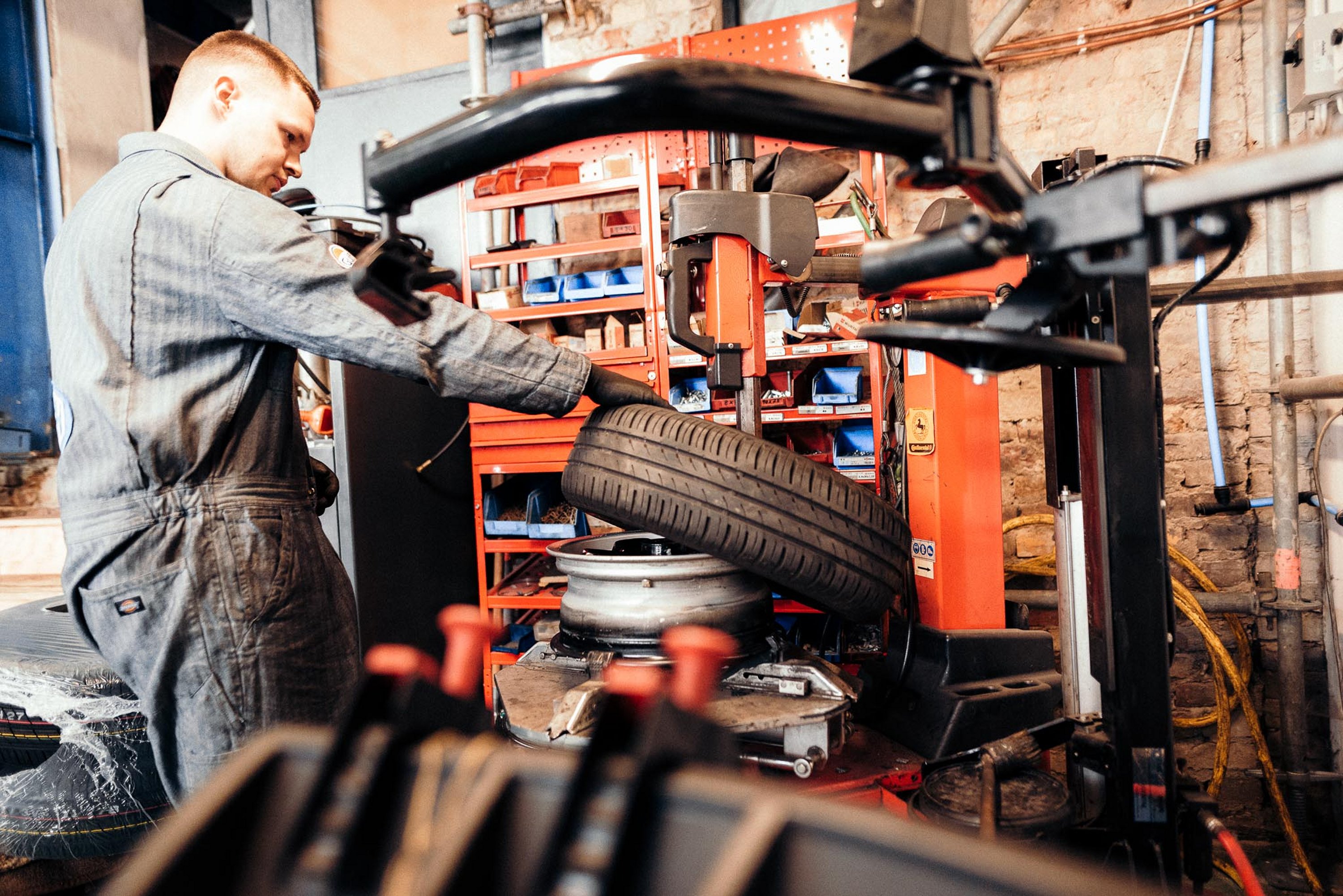 Wir rüsten für Sie auf – neue Reifenmontiermaschine.